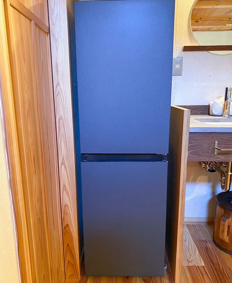 ・[Kitchen] A refrigerator that can hold plenty of food. Cooking dinner with local ingredients is one of the best parts of traveling.
