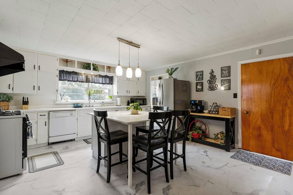 Full kitchen complete w/all the essentials for cooking a big or small meal. 