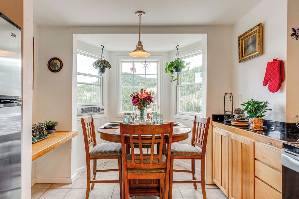 Dining Area | Dishware/Flatware | 1st Floor