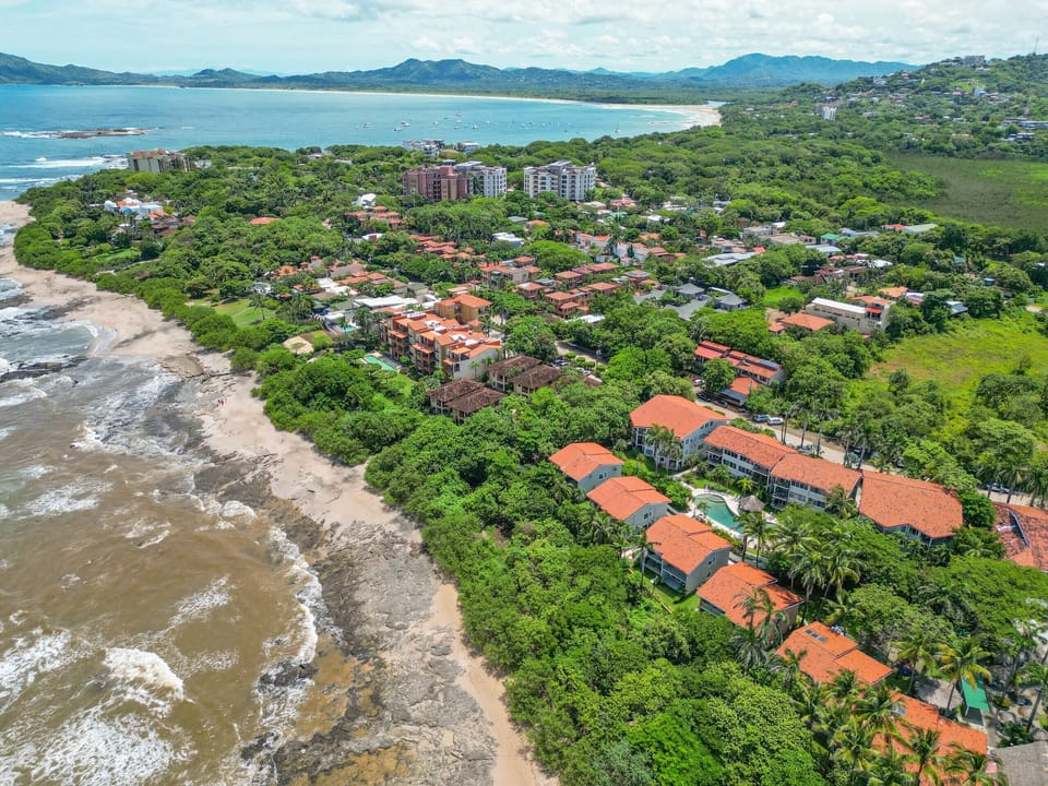 Langosta is the prolongation of Tamarindo beach. Very well known for its  great waves, it is the attraction of many advanced surfers.