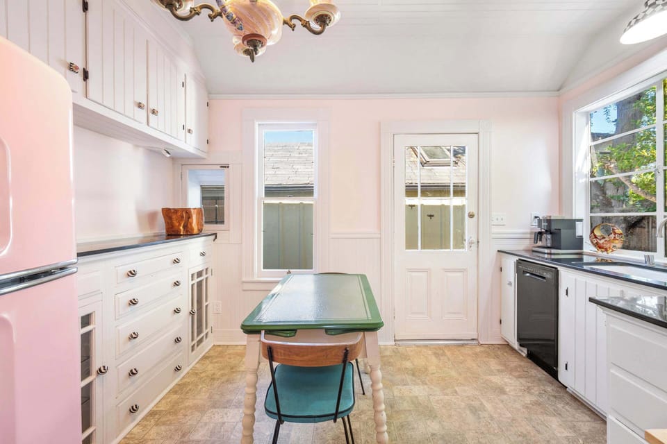Fully equipped kitchen with dining table