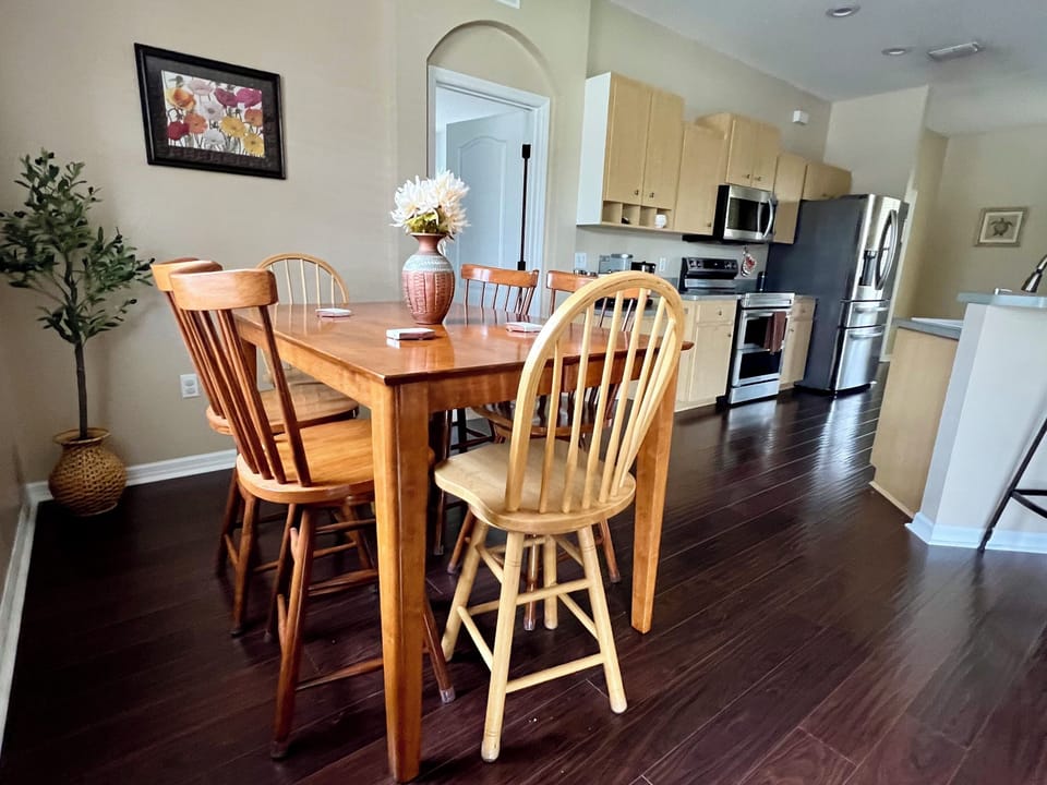 Dining Area: Expandable Table