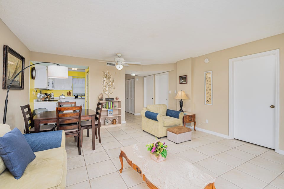 Spacious living/dining area