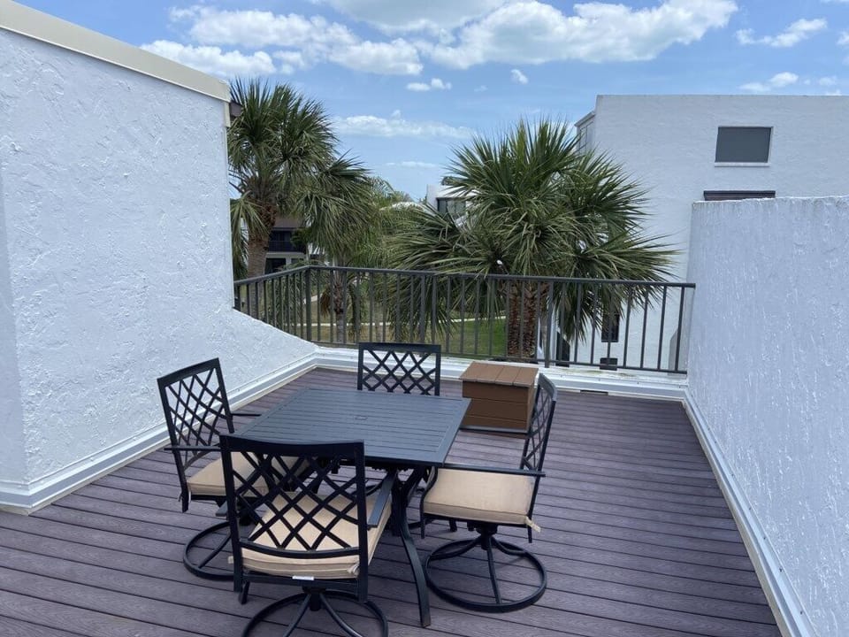 Rooftop Vibes – 2BR Loft in Tamarind on Manasota (862)