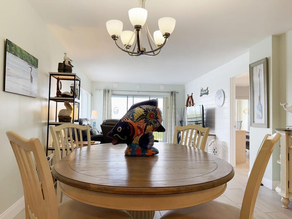 2BR - Dolphins & Bay Views Just Steps to Beach (5195)