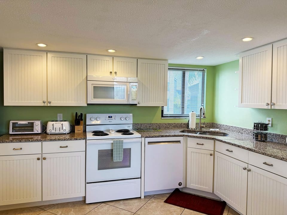 Bayside 2BR Condo at Tamarind - Private Sun Deck (8789)