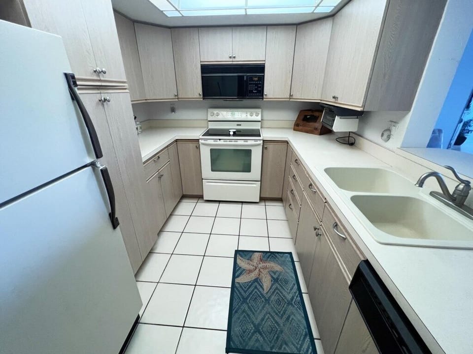 Open Deck – 2BR Loft Condo with Bay Views (737)