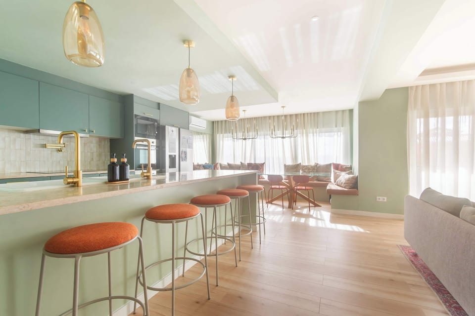 Open floor kitchen with 'American Fridge' and bar seating (5 people)
