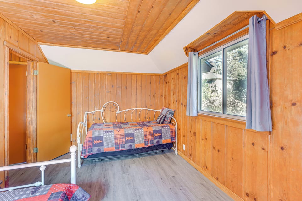 Bedroom 2 | Twin Daybed w/ Twin Trundle