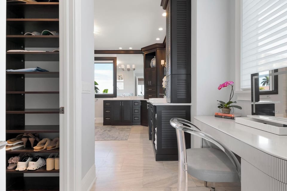 Entrance into main master King bedroom en suite closet and bathroom. 