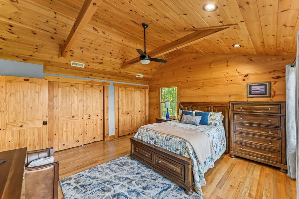Loft Bedroom (Queen)