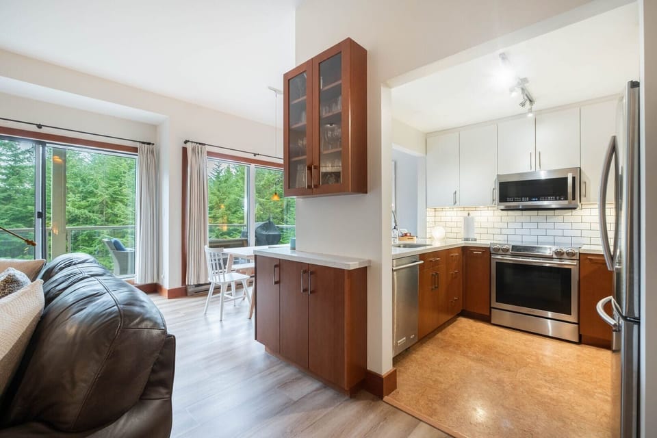 Full kitchen: High-end appliances