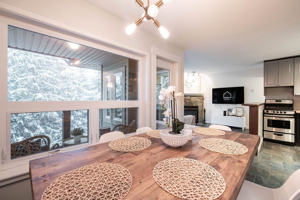 Dining area: Seats six people