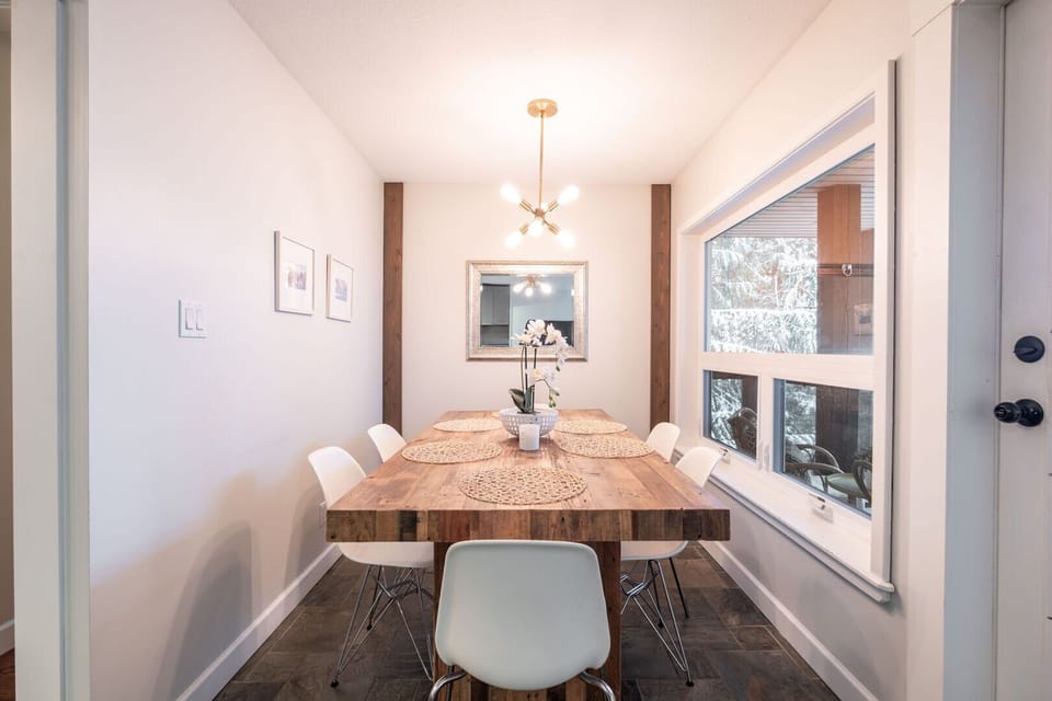 Dining area: Seats six people