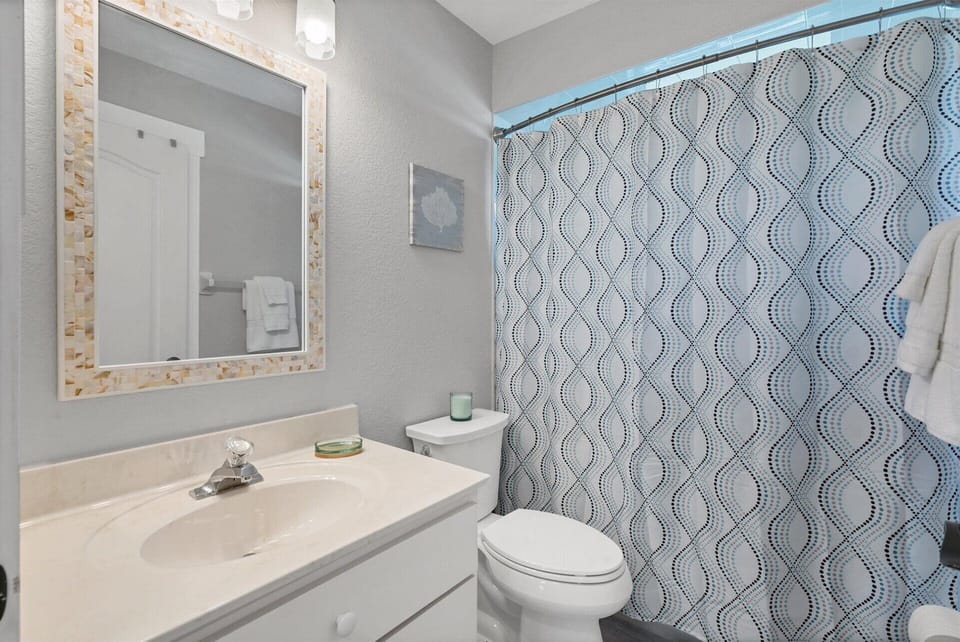 Guest bathroom with shower/tub combo