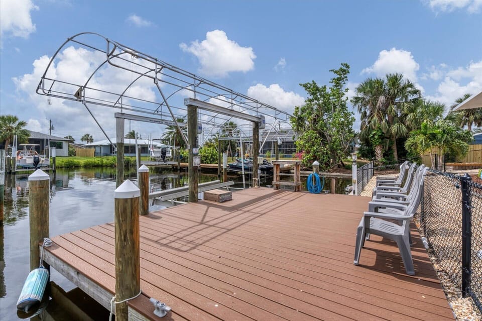 Spacious dock with lift, cleaning station, water and electricity