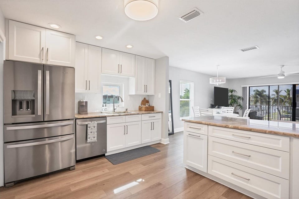 Beautiful, fully-equipped kitchen