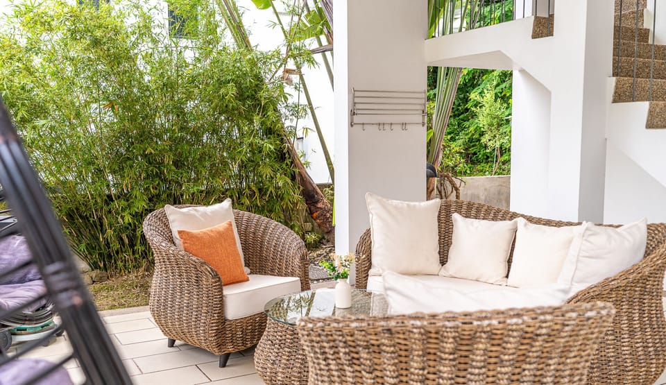 Outdoor Lounge with Seatings