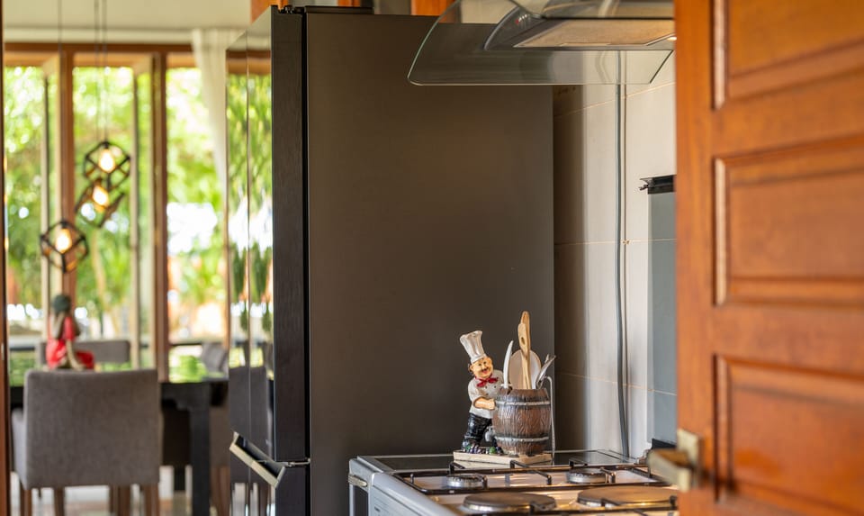 Fully Equipped Kitchen with Double Door Fridge/Freezer
