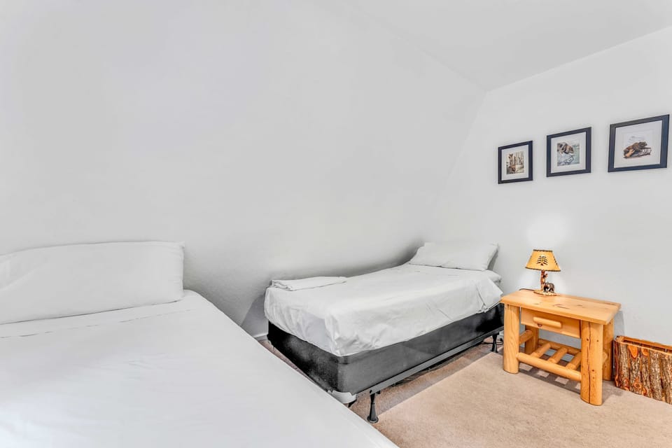 Bedroom 2: 2 twin beds, closet, main floor
