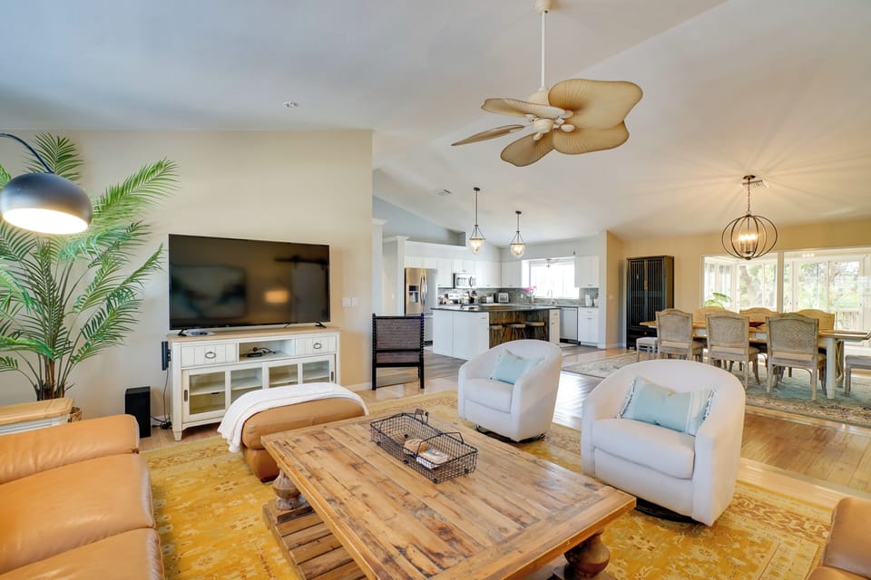 Living Room | 2nd Floor | Smart TV | Free WiFi | Central Heating & A/C