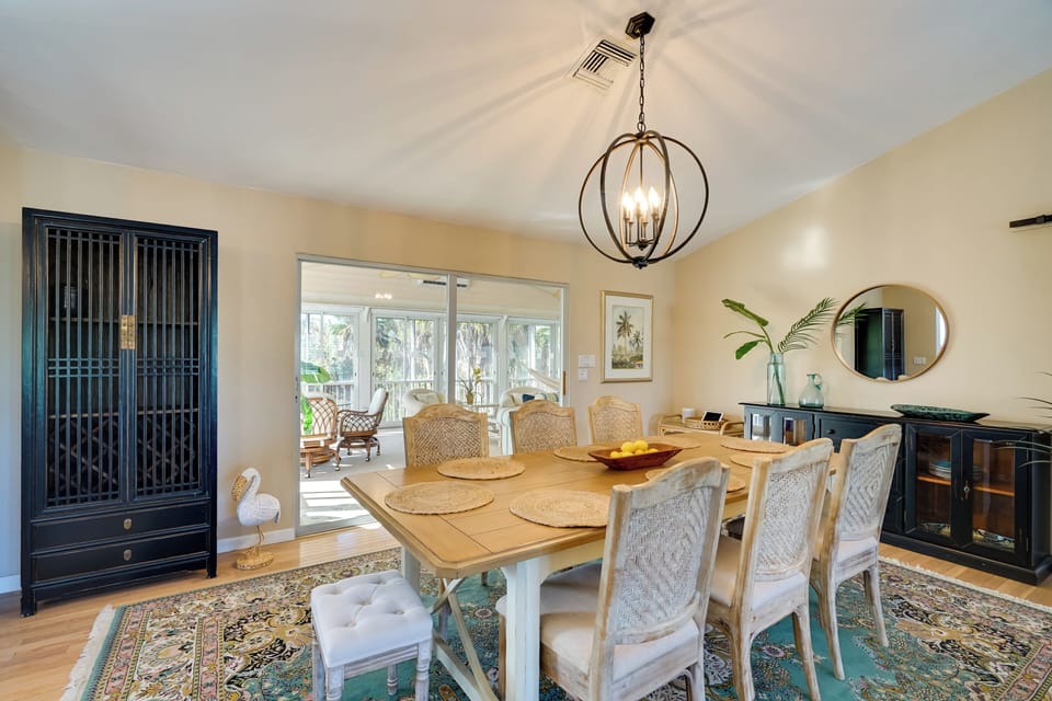 Dining Area | 2nd Floor | Dishware & Flatware Provided