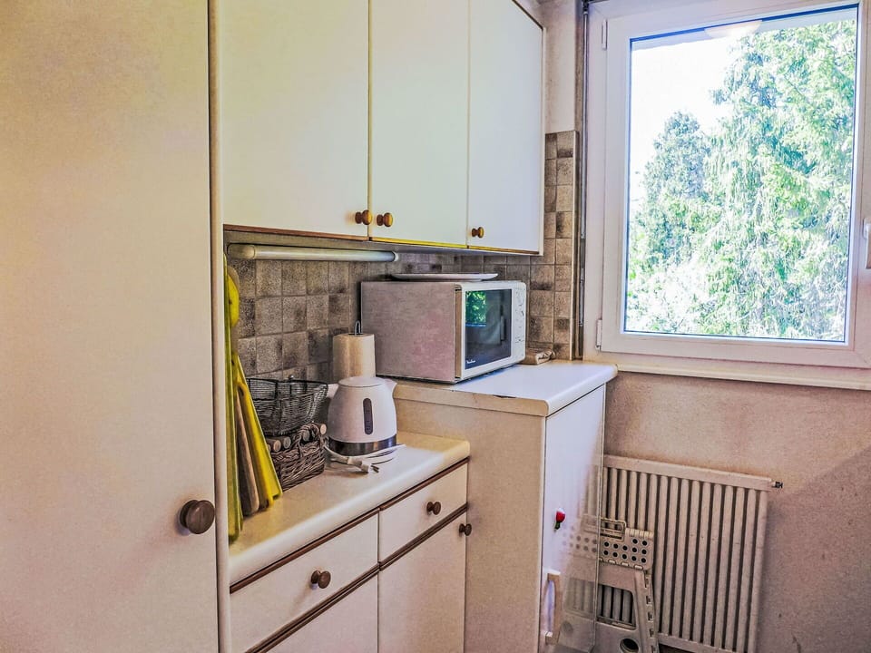 Cabinetry, Property, Window, Building, Wood, Kitchen, Drawer, Kitchen Appliance, Interior Design, Floor