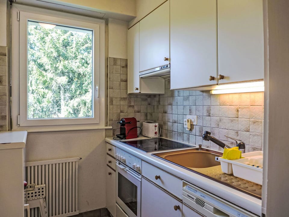 Tap, Kitchen Sink, Countertop, Cabinetry, Sink, Property, Plumbing Fixture, Window, Building, Kitchen