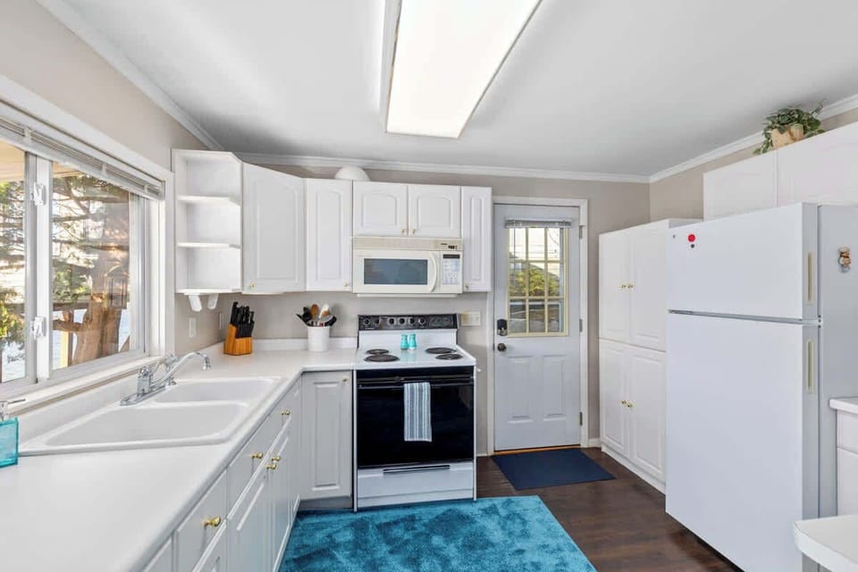 Kitchen (no dishwasher)