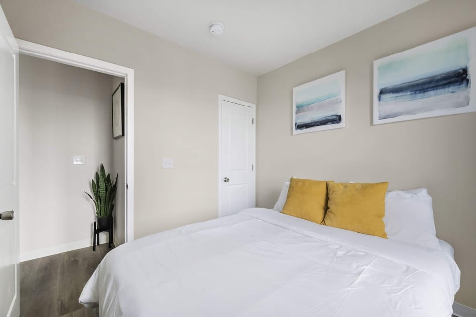 Cloud-soft bed with premium linens