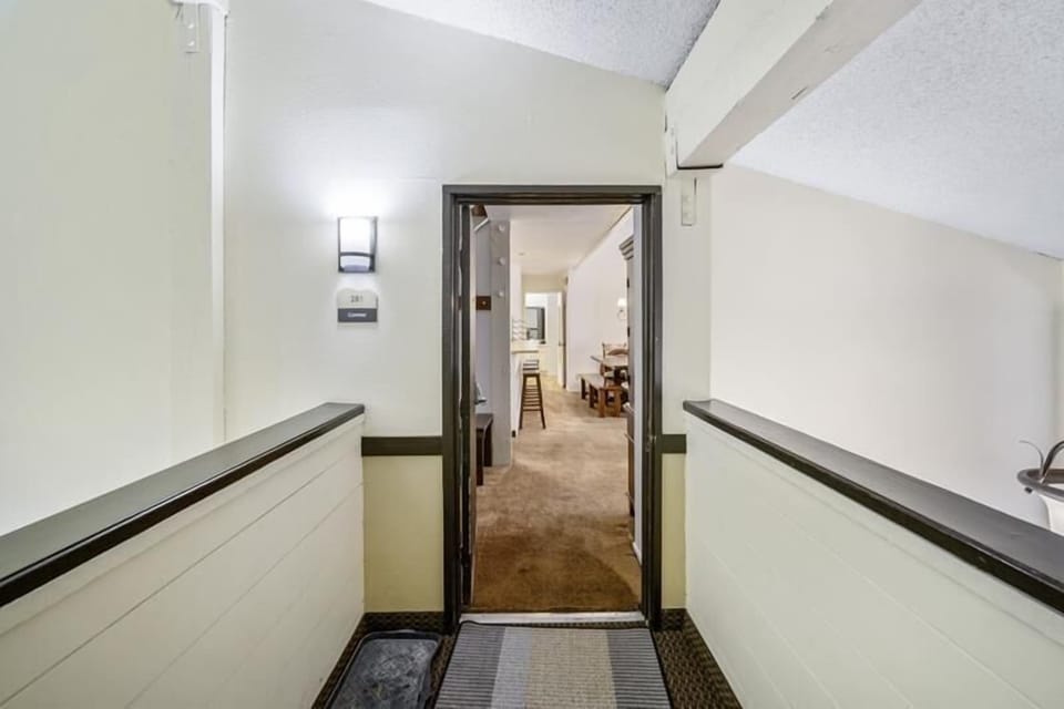 Front door entrace to Summit C281, welcome!