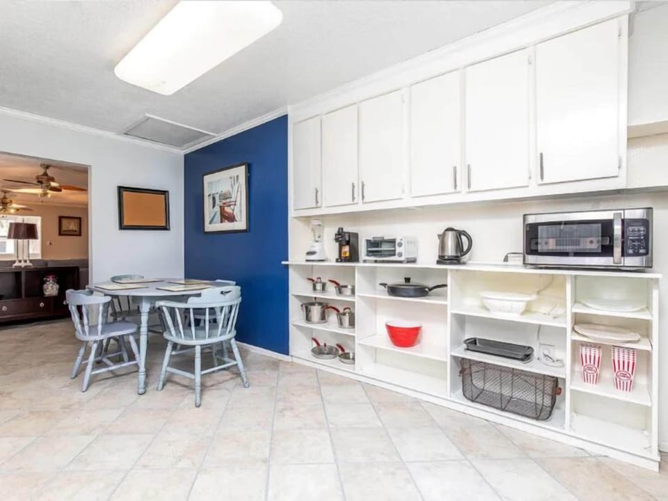 Fully equipped dine-in kitchen.
