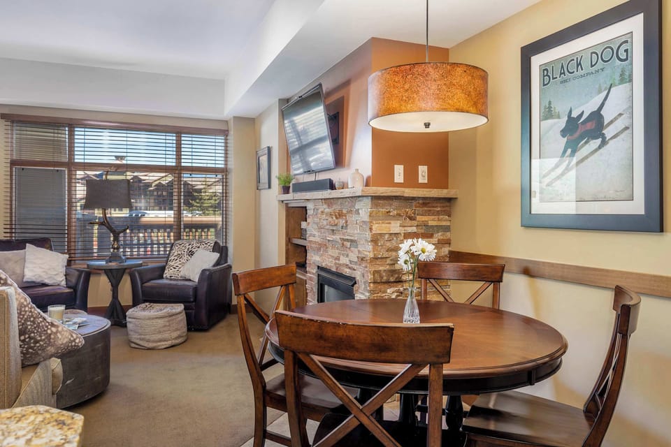 Dining Area | Seating for 4