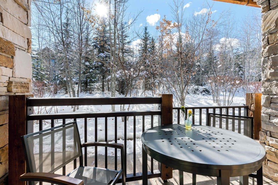 Main Level Private Deck w/ Stunning Views