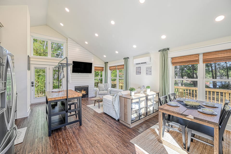 Windows on all sides – nature is your living room backdrop.