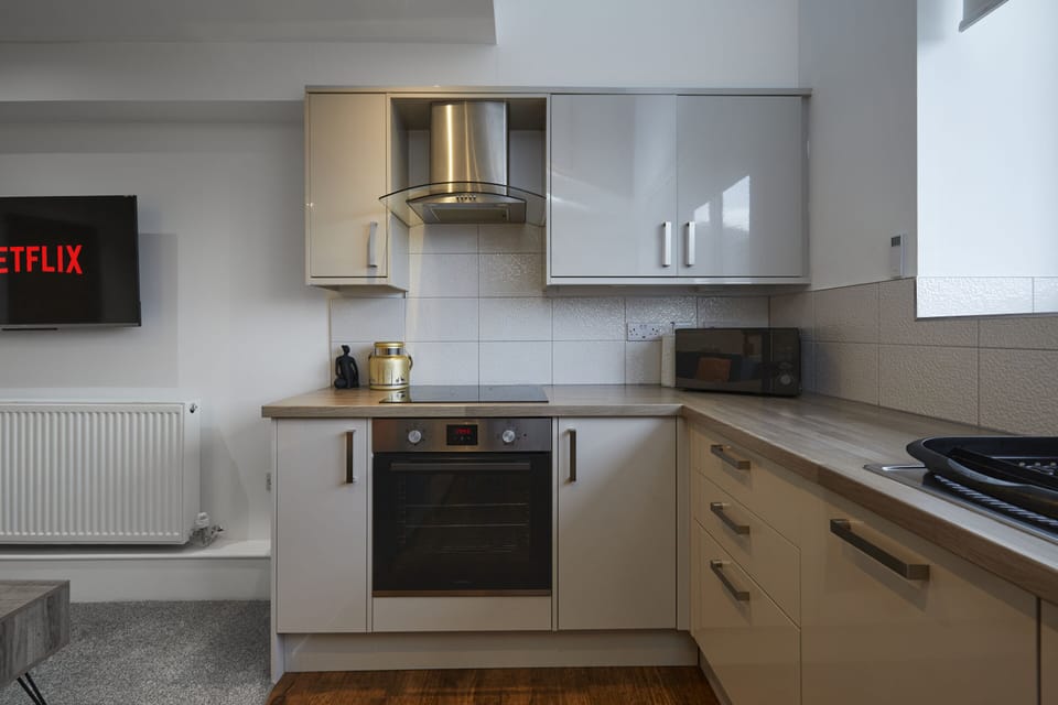 Fully Equipped Kitchen – Cook, Dine & Enjoy Your Huddersfield Stay