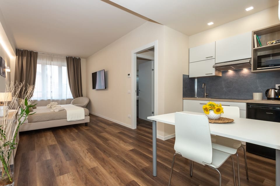Bright, cosy studio with 55" SMART TV and full kitchen.