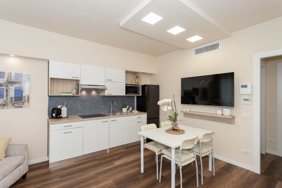 Stay with 55" SMART TV and private equipped kitchen