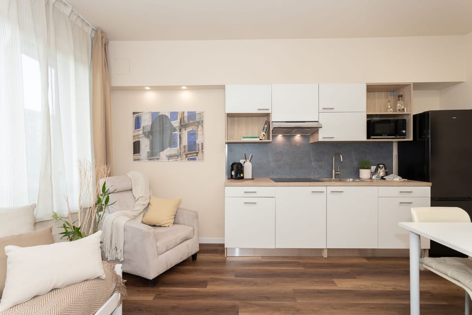 Spacious, bright stay with recliner, 55" SMART TV and modern equipped kitchen.