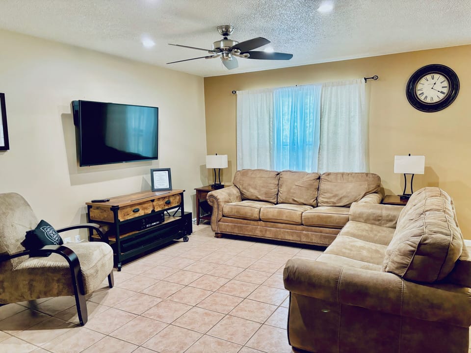 Excellent room to relax after an exhausting day in the city. 