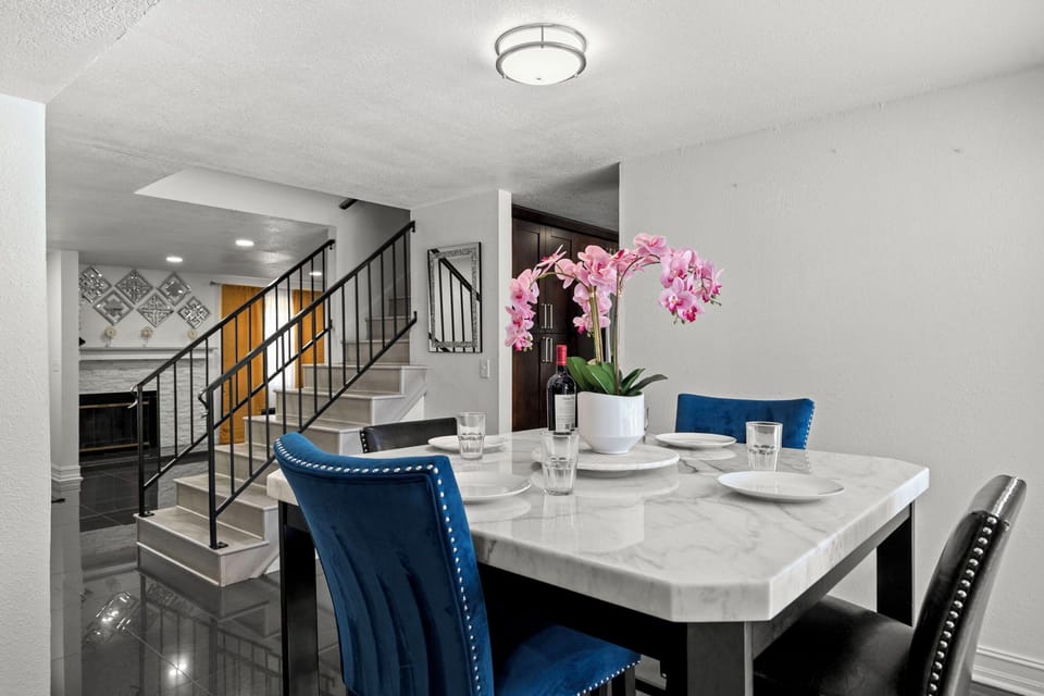 Cozy dining area perfect for shared meals and family gatherings.