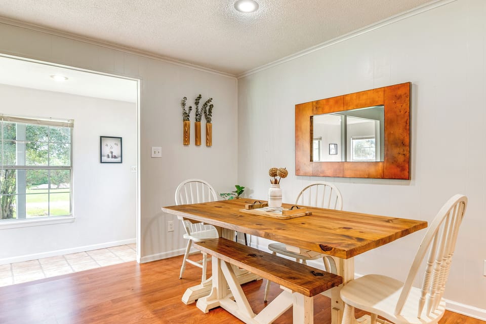 Dining Area | Dishware & Flatware Provided