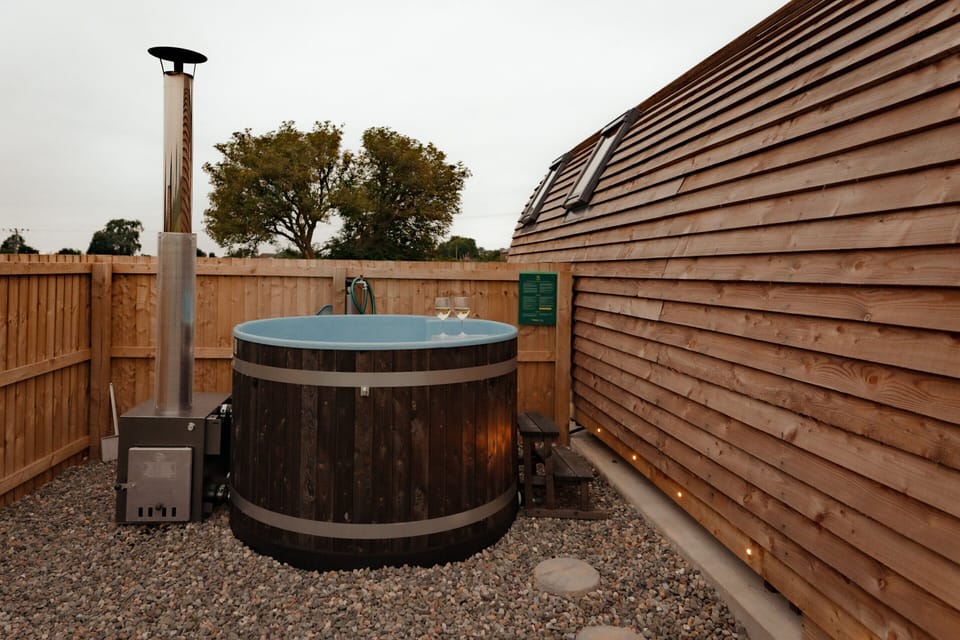 Hot Tub / whirlpool bath (Outdoor)