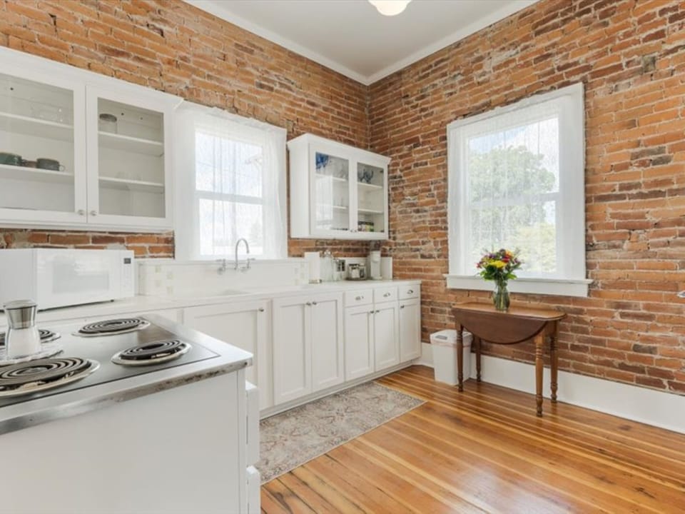 Full kitchen