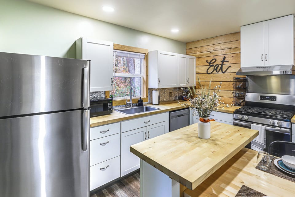 Kitchen | Dining | Cooking Basics Supplied