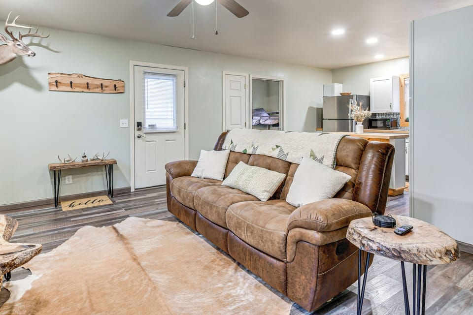 Stout Vacation Rental | 2BR | 1BA | 1,000 Sq Ft | 1 Step Required