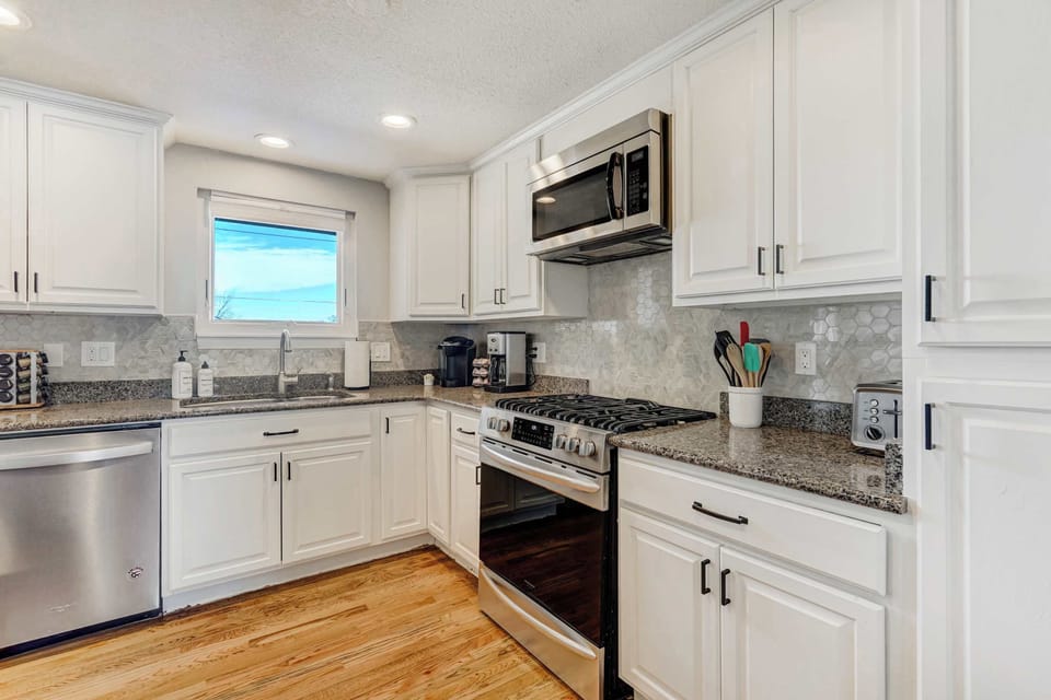 Modern Kitchen with All the Essentials – Prepare meals with ease in this fully-equipped kitchen featuring stainless steel appliances and a gas stove.