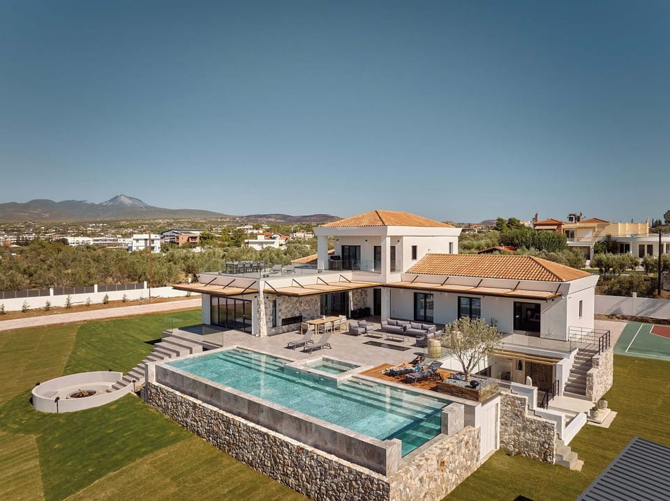 Dreams come true with a fully equipped outdoor kitchen by the pool.
