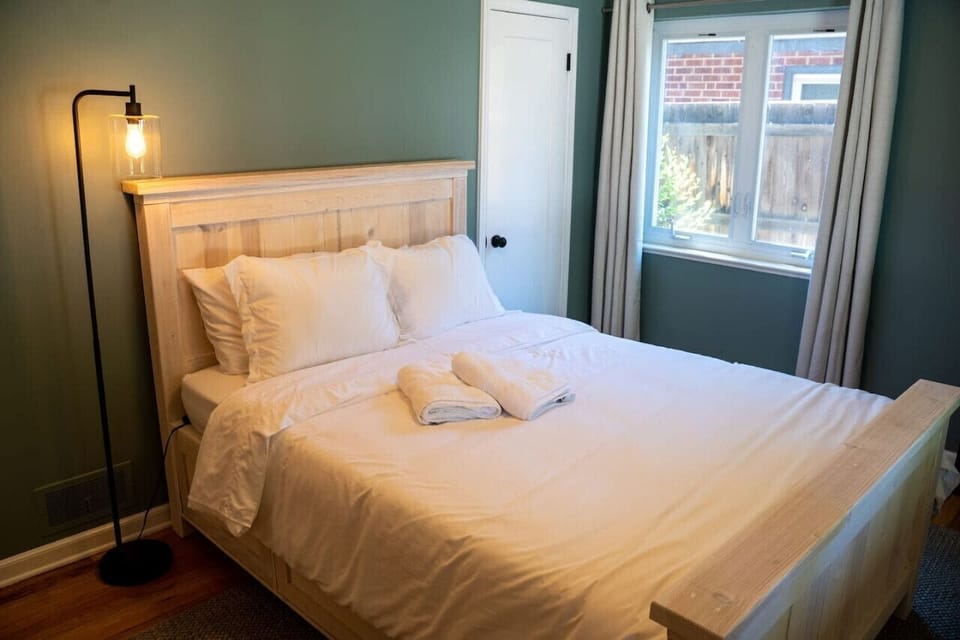 Queen bed - 2nd bedroom