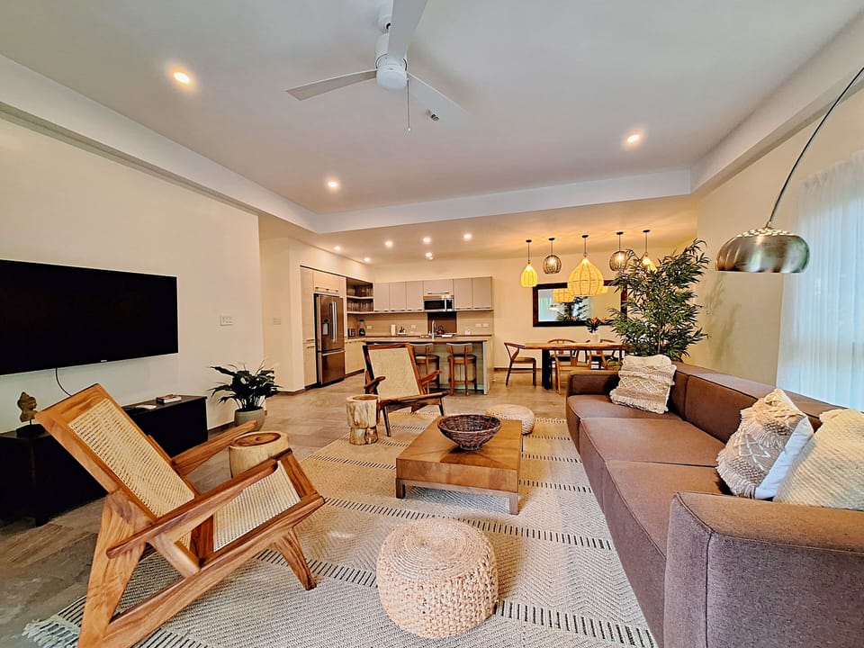 luminous and expansive living room, perfect for both relaxation and entertaining.